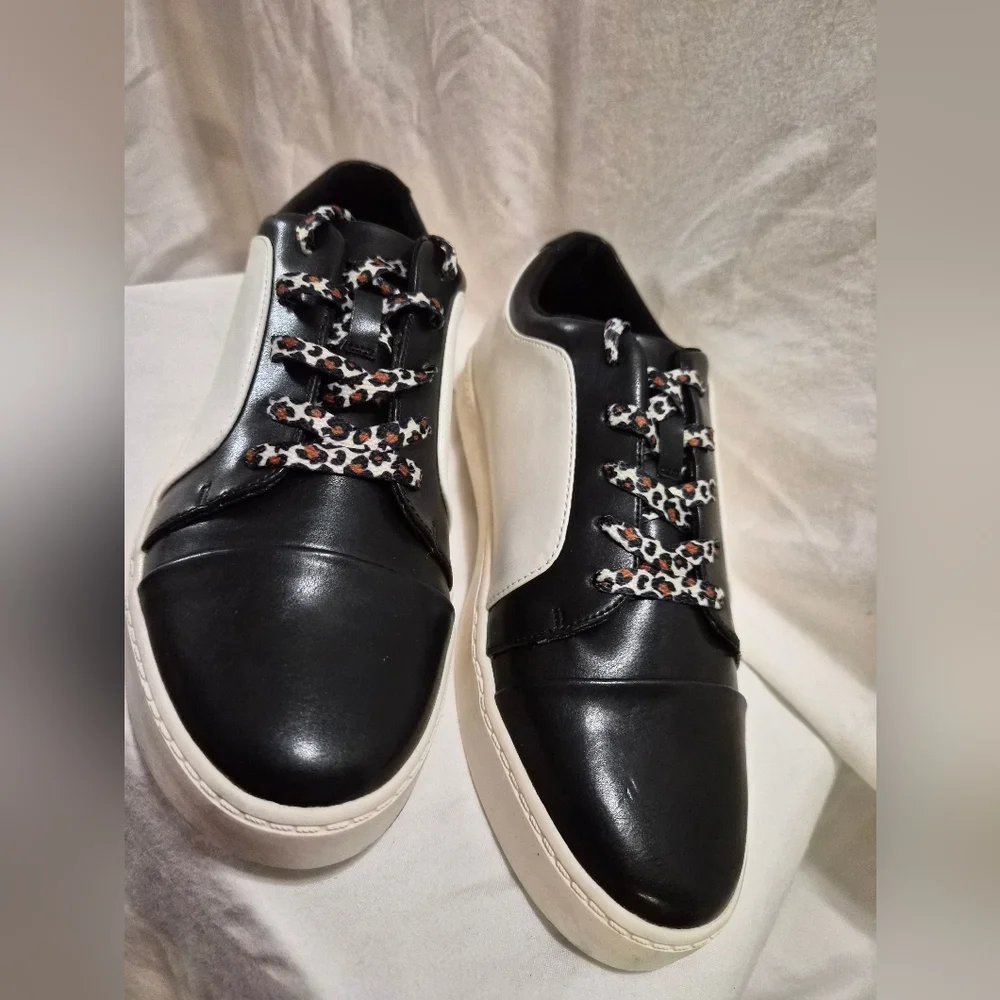 Journee Collection Comfort Foam™ Taschi Womans Sneakers NWOB Size 10